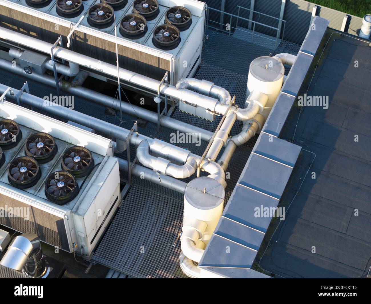 Vista aerea del tetto di un data center di intelligenza artificiale con ventole di raffreddamento industriali, sistemi di tubazioni metalliche e unità di ventilazione a Cracovia, Voivodato della Piccola Polonia Foto Stock