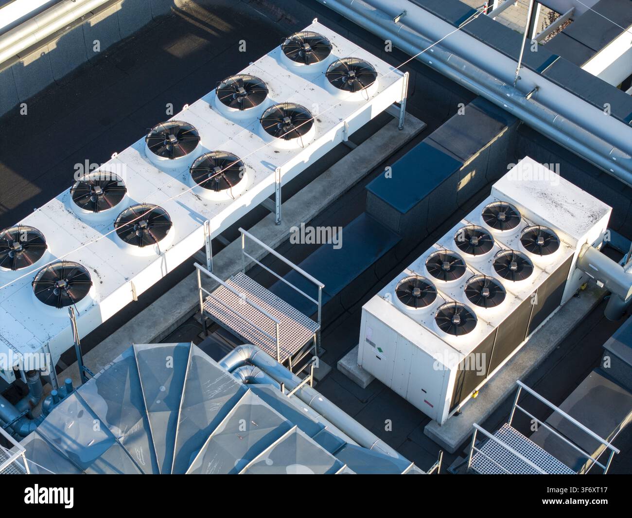 Veduta aerea di unità di raffreddamento HVAC industriali installate su un tetto commerciale a Cracovia, Voivodato della Piccola Polonia, Polonia. Foto Stock