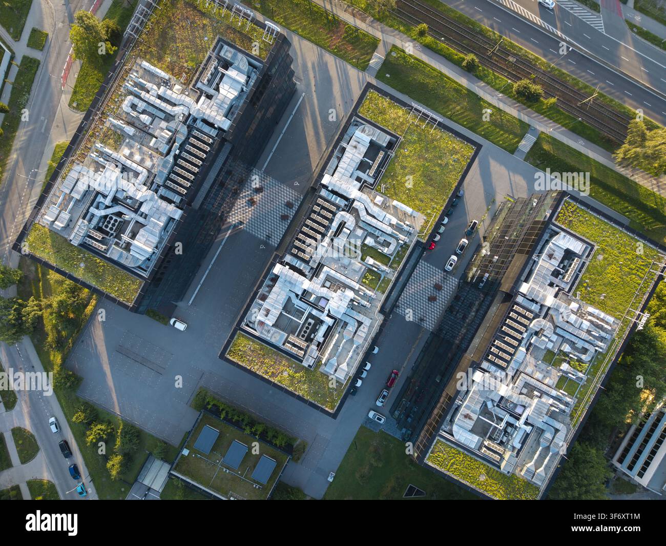 Vista aerea di edifici moderni di data center IA con tetti verdi e complessi sistemi di ventilazione situati in un'area urbana a Cracovia, Voivodato della Piccola Polonia Voi Foto Stock