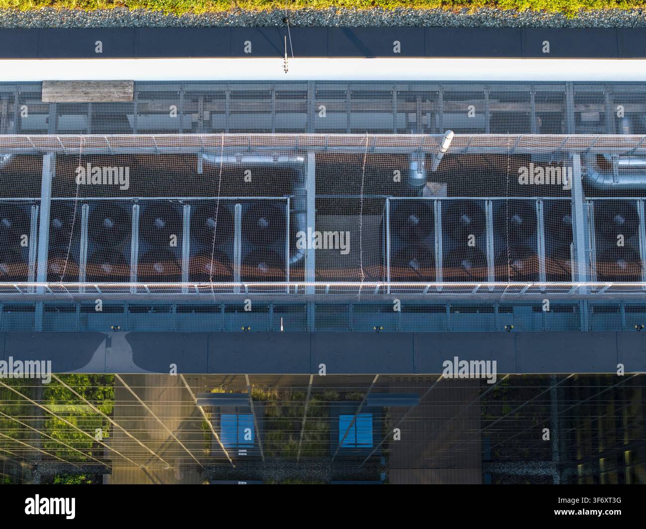 Vista aerea del tetto di un centro dati AI con file di ventole di raffreddamento industriali e sistemi di ventilazione a Cracovia, Voivodato della Piccola Polonia, Polonia. Foto Stock