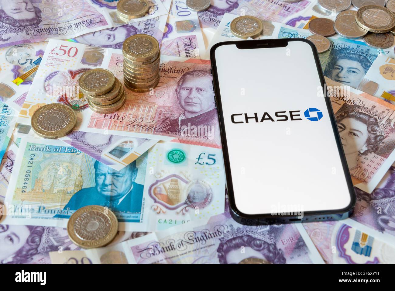 App di banking Chase con banconote e monete in sfondo Foto Stock