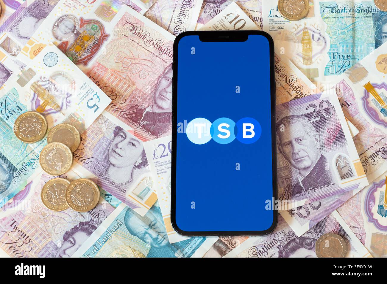 App di banking TSB Bank con banconote e monete in sterline in sottofondo Foto Stock