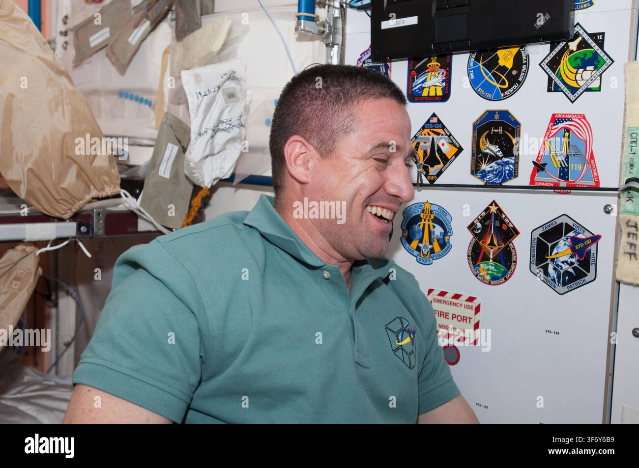George Zamka, astronauta della NASA, posiziona la patch della missione STS-130 nel Nodo 1 della Stazione Spaziale Internazionale durante la missione STS-130. Foto Stock