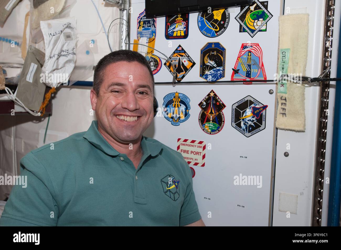 George Zamka, astronauta della NASA, con la patch della missione STS-130 nel Nodo 1 della Stazione Spaziale Internazionale, durante la missione STS-130. Foto Stock