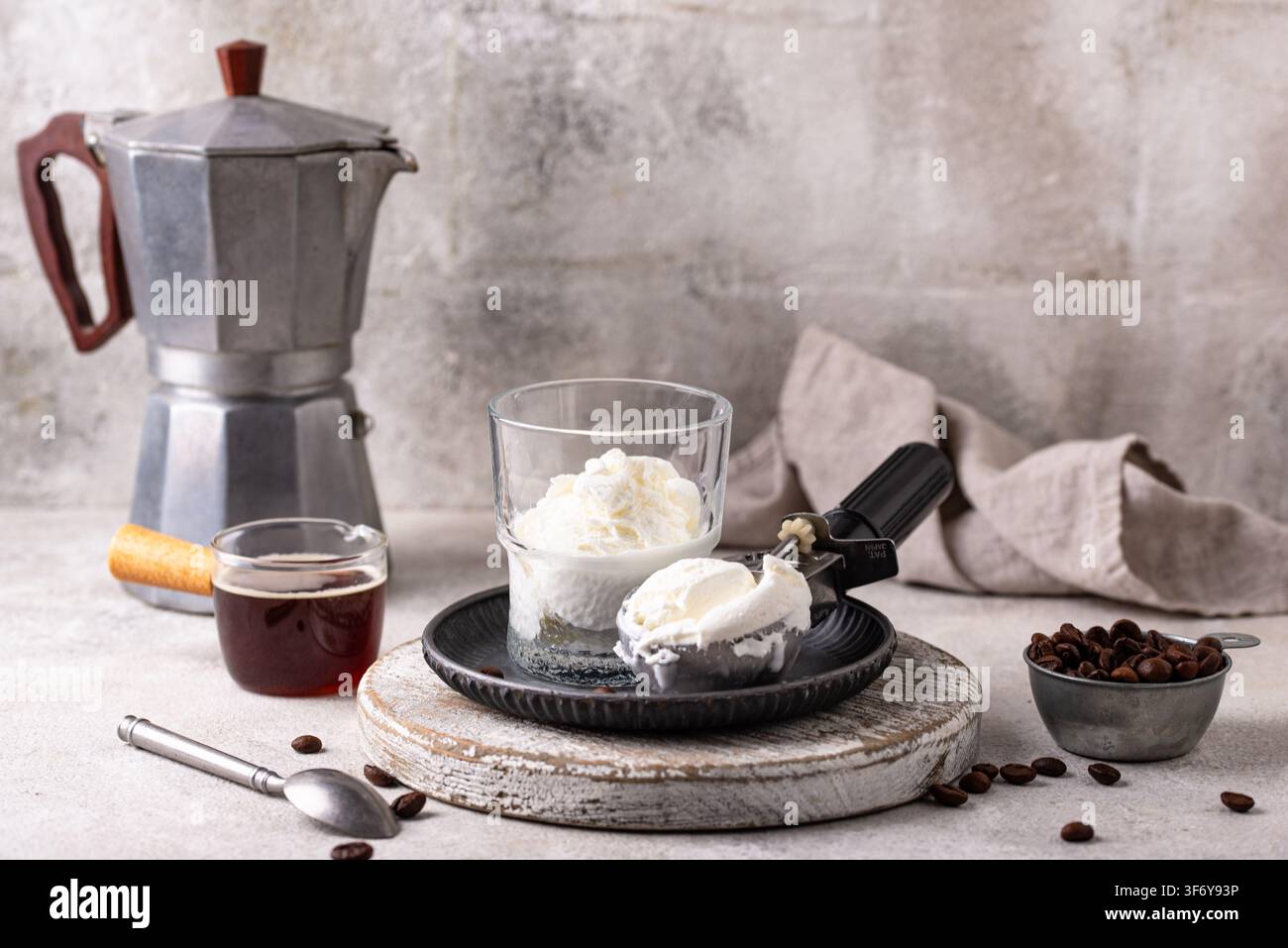 Caffè affogato con gelato ed espresso Foto Stock