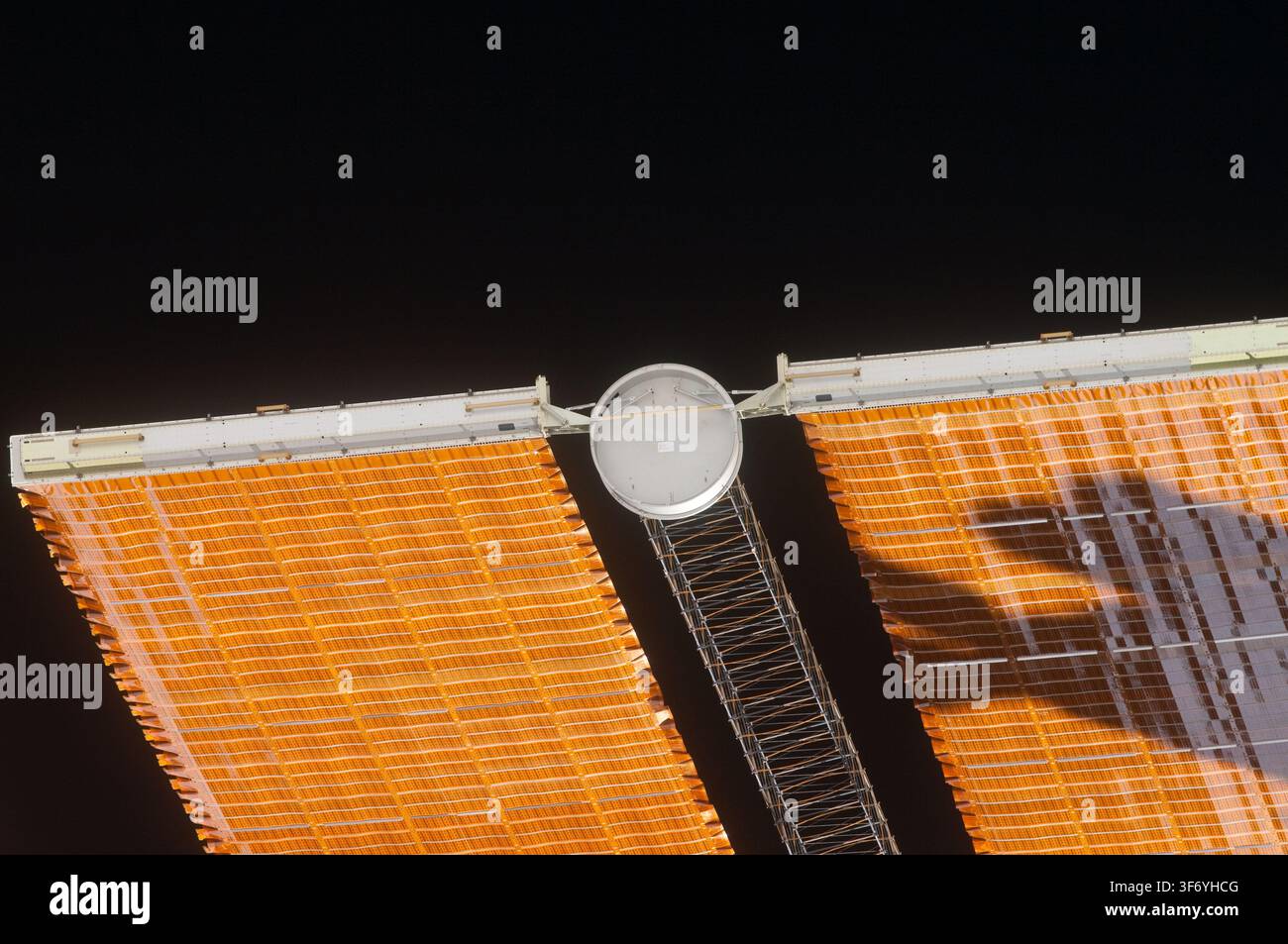 Avvicinamento dello Space Shuttle STS-130, con lo Space Shuttle Atlantis e la Stazione Spaziale Internazionale, durante la missione STS-130, da parte di un astronauta della NASA. Foto Stock