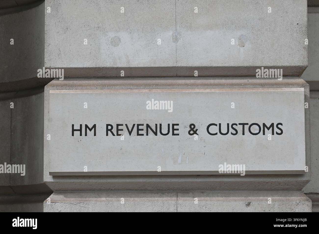 Insegna HM Revenue and Customs sul muro del loro edificio a Londra. Agosto 2026. Foto Stock