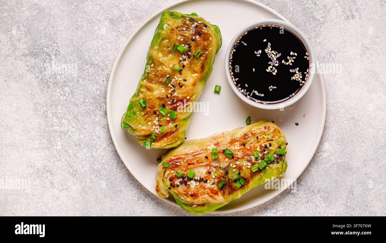 Polpette di cavolo ripiene fresche servite su un piatto con salsa di soia Foto Stock