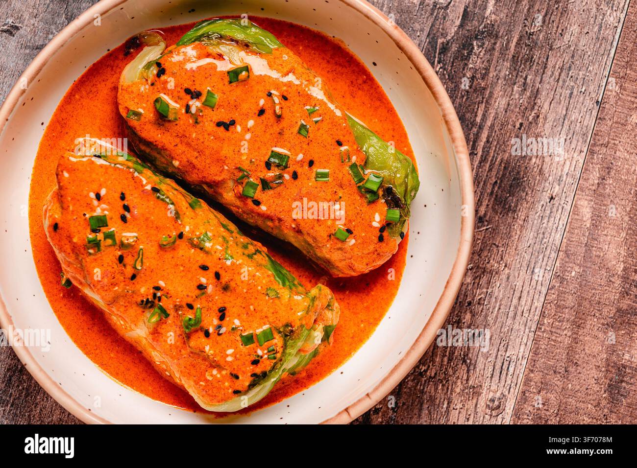 Rotoli di cavolo al curry di cocco ripieni freschi. Foto Stock