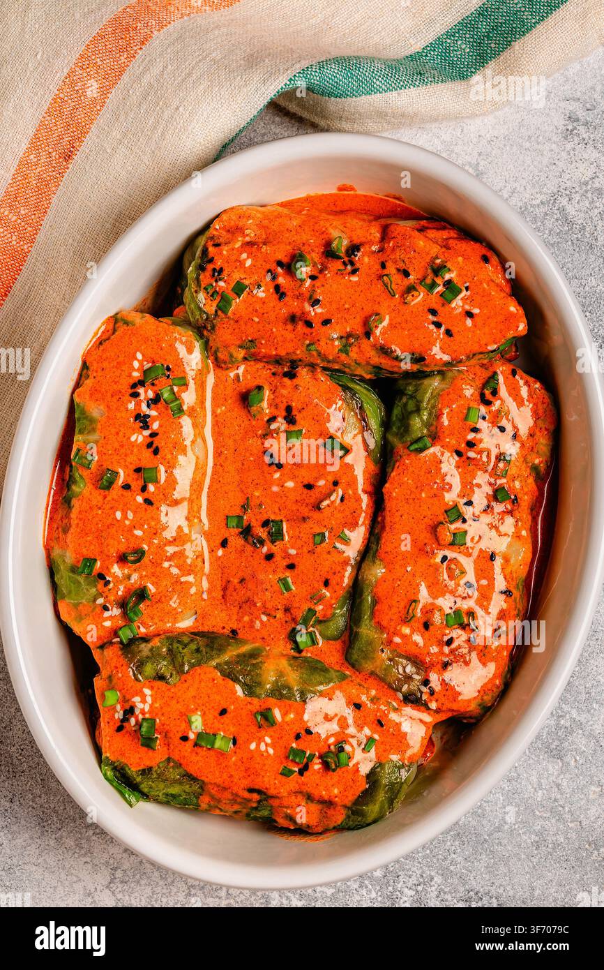 Rotoli di cavolo al curry di cocco ripieni freschi. Foto Stock
