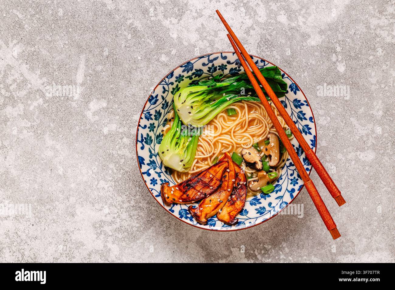 Zuppa di noodles ramen miso vegana con funghi eryngii e shiitake, cavolo pak choi Foto Stock