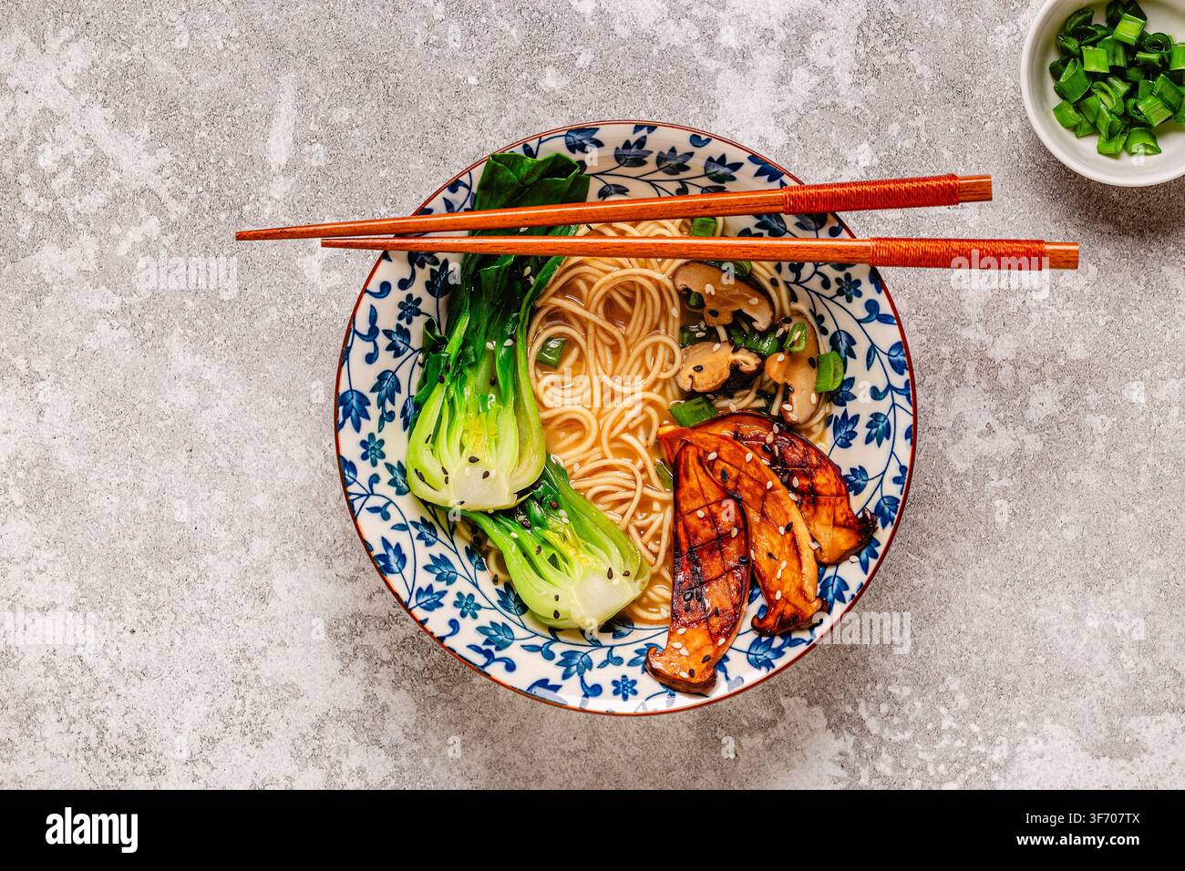 Zuppa di noodles ramen miso vegana con funghi eryngii e shiitake, cavolo pak choi Foto Stock