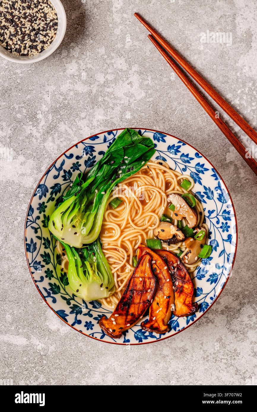 Zuppa di noodles ramen miso vegana con funghi eryngii e shiitake, cavolo pak choi Foto Stock