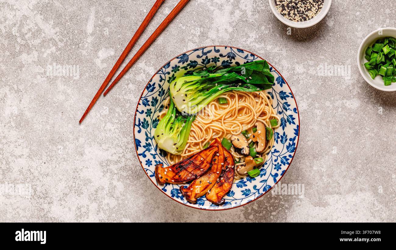 Zuppa di noodles ramen miso vegana con funghi eryngii e shiitake, cavolo pak choi Foto Stock