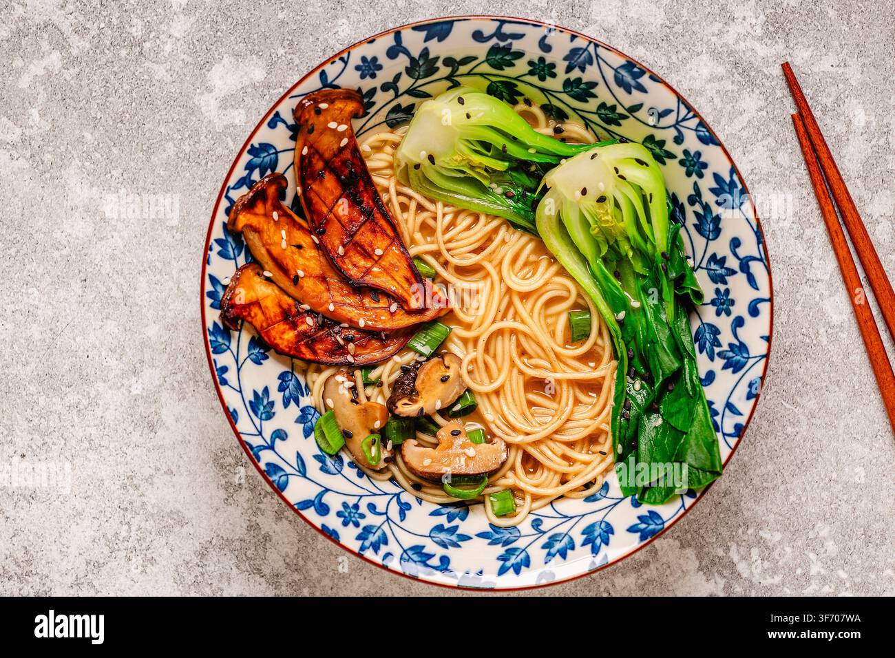 Zuppa di noodles ramen miso vegana con funghi eryngii e shiitake, cavolo pak choi Foto Stock