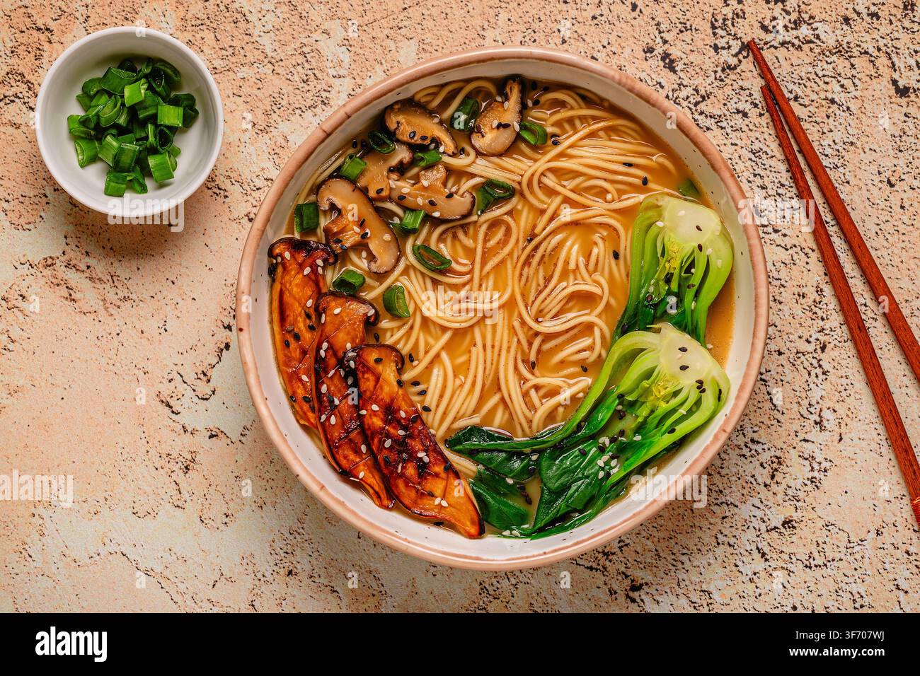 Zuppa di noodles ramen miso vegana con funghi eryngii e shiitake, cavolo pak choi Foto Stock