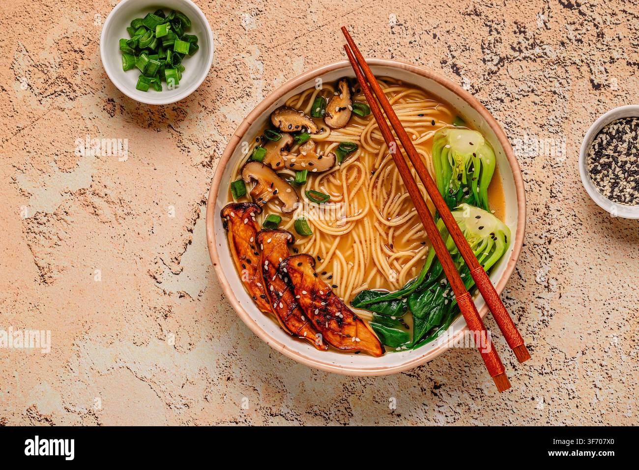 Zuppa di noodles ramen miso vegana con funghi eryngii e shiitake, cavolo pak choi Foto Stock