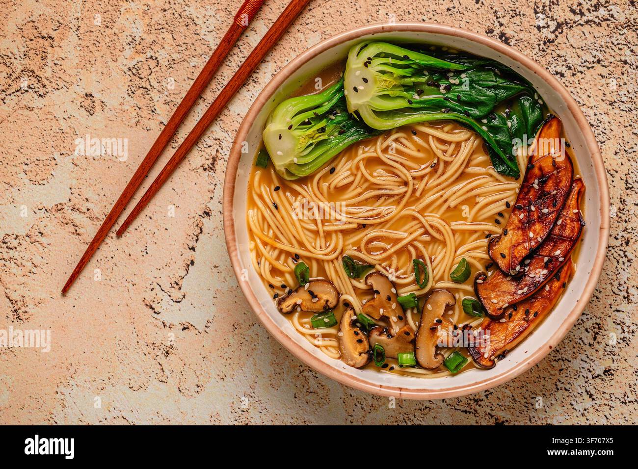 Zuppa di noodles ramen miso vegana con funghi eryngii e shiitake, cavolo pak choi Foto Stock