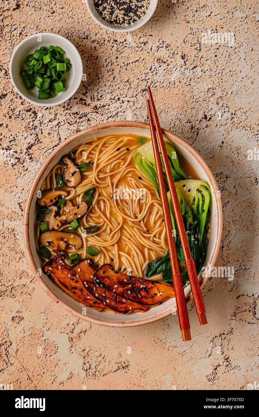 Zuppa di noodles ramen miso vegana con funghi eryngii e shiitake, cavolo pak choi Foto Stock