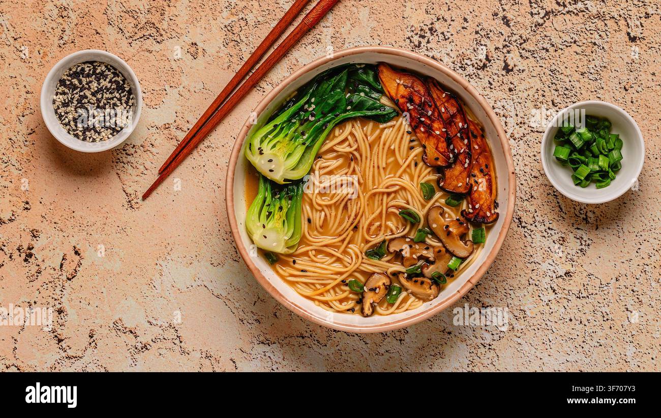 Zuppa di noodles ramen miso vegana con funghi eryngii e shiitake, cavolo pak choi Foto Stock
