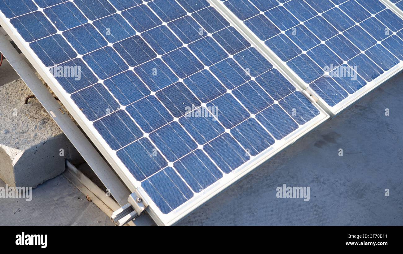 Celle solari installate sul tetto per un'energia elettrica pulita Foto Stock