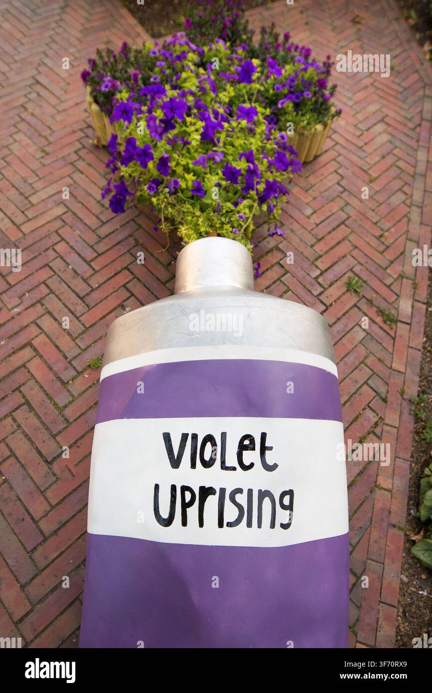 L'installazione artistica "Violet Uprising" al Potters Fields Park di Londra presenta un tubo di vernice gigante che riversa fiori viola vivaci. Foto Stock