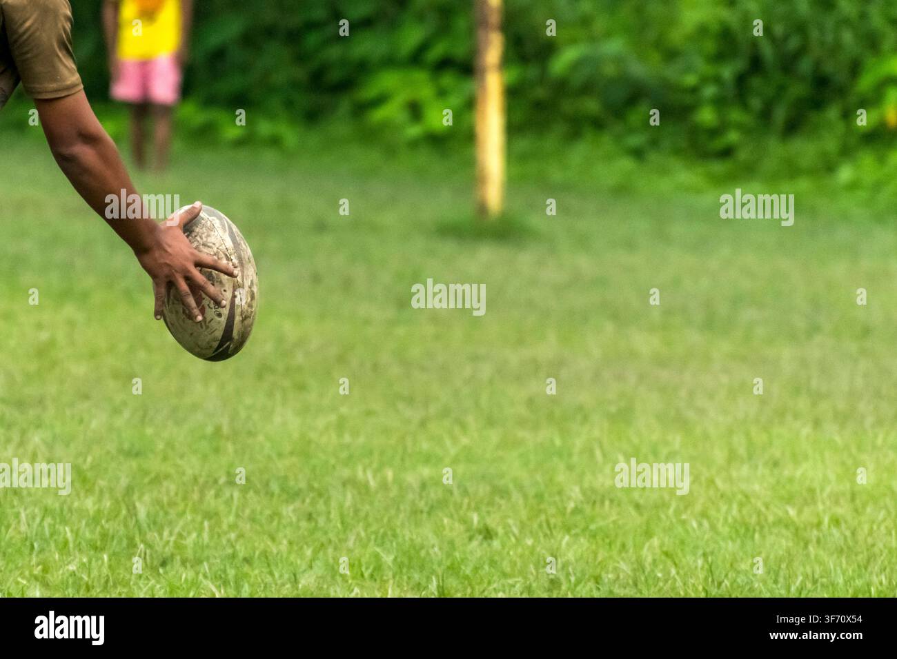 Giocatore di rugby che prende una palla da rugby Foto Stock