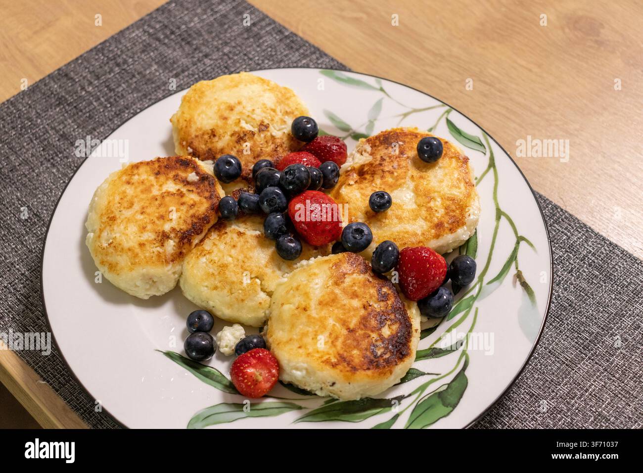 Pancake tradizionali di formaggio cottage dell'Europa orientale con bacche fresche Foto Stock