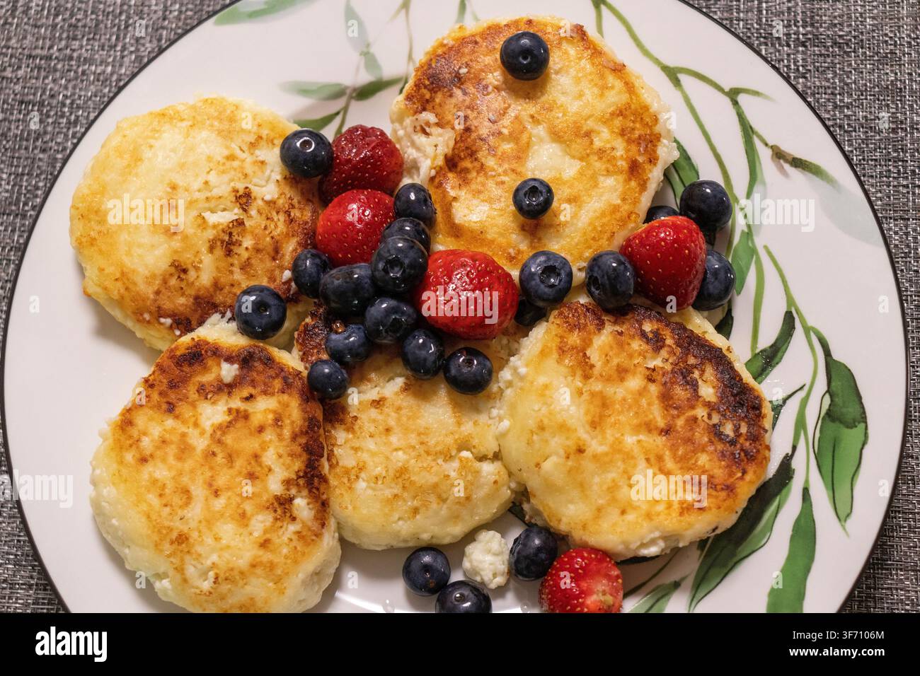 Pancake tradizionali di formaggio cottage dell'Europa orientale con bacche fresche Foto Stock