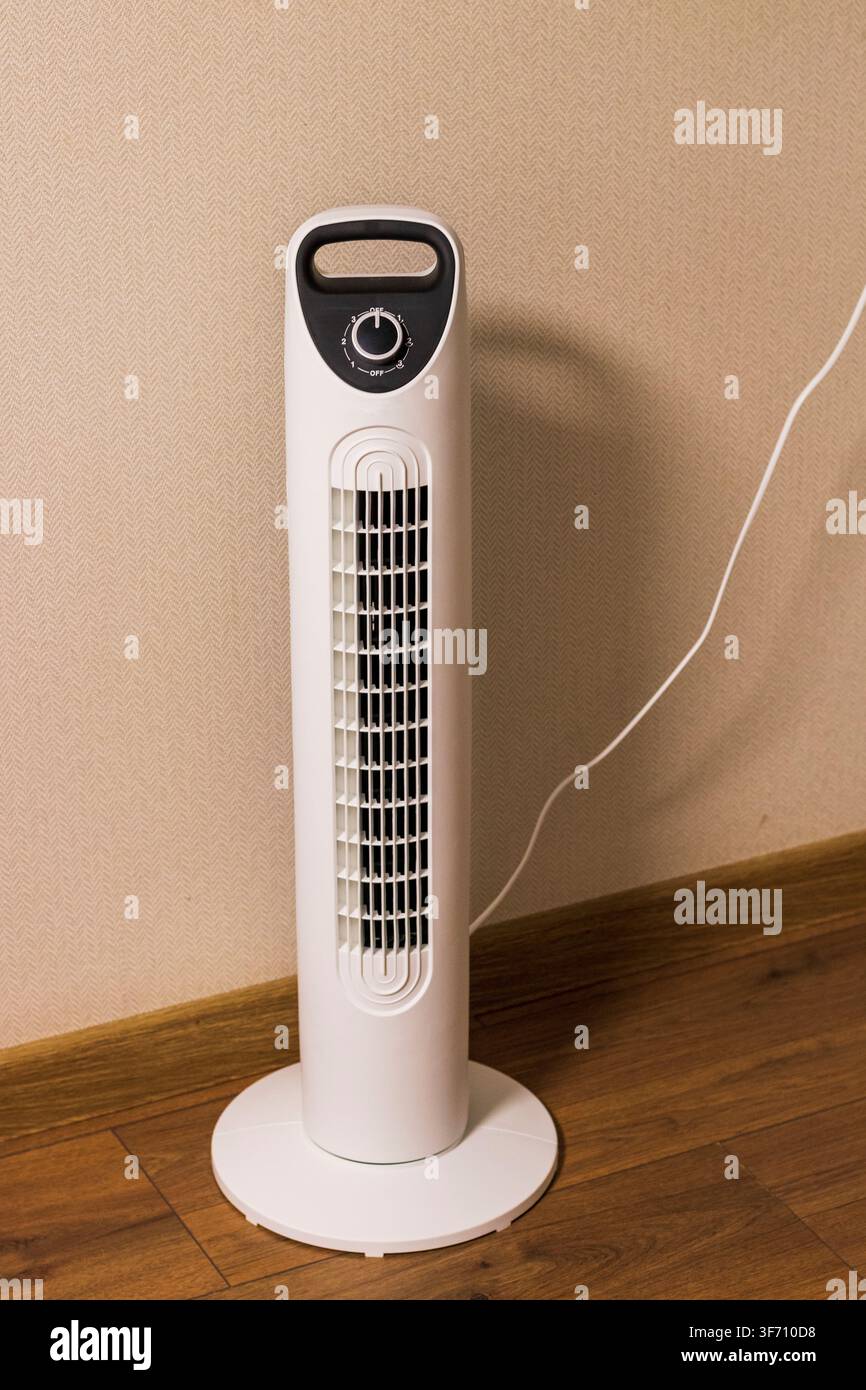 Refrescatore d'aria a torre oscillante sottile con controllo a manopola per la ventilazione della stanza Foto Stock
