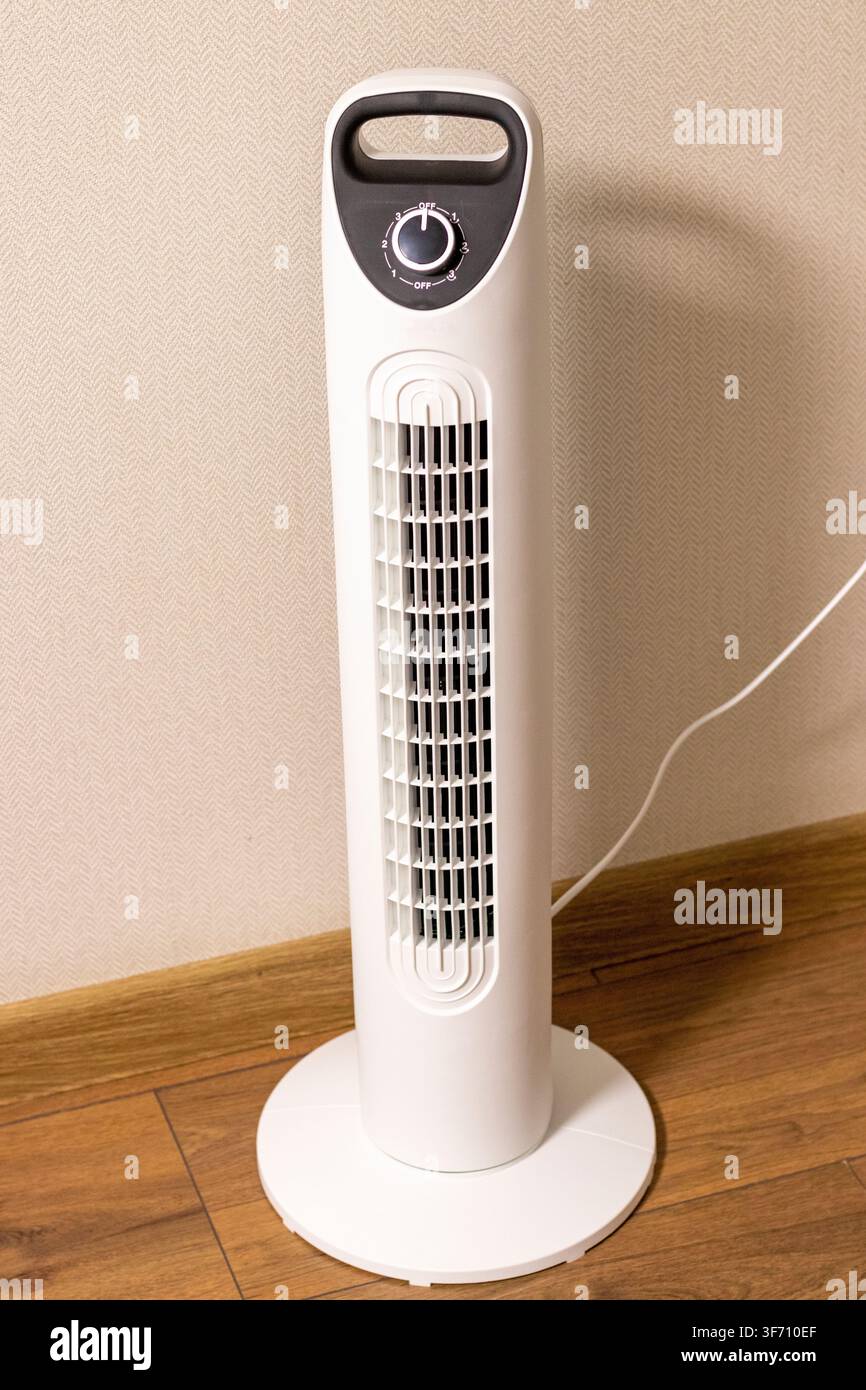 Refrescatore d'aria a torre oscillante sottile con controllo a manopola per la ventilazione della stanza Foto Stock