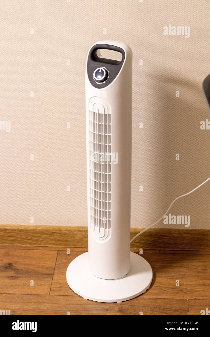 Refrescatore d'aria a torre oscillante sottile con controllo a manopola per la ventilazione della stanza Foto Stock