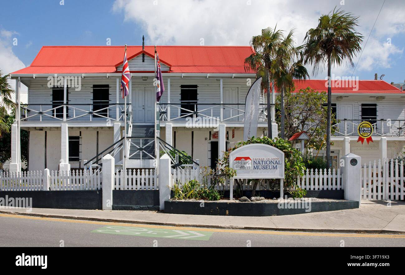 Museo nazionale delle isole Cayman nell'edificio storico dei vecchi tribunali del XIX secolo. George Town, Grand Cayman Island. tetto rosso Foto Stock