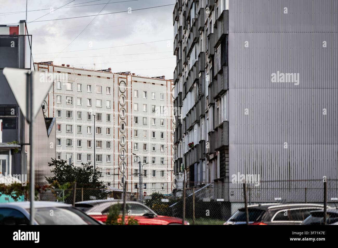 Blocchi di appartamenti residenziali multipiano e complessi abitativi nel distretto di Zpieniekalns che mostrano l'architettura urbana e il mercato immobiliare dell'Europa orientale Foto Stock