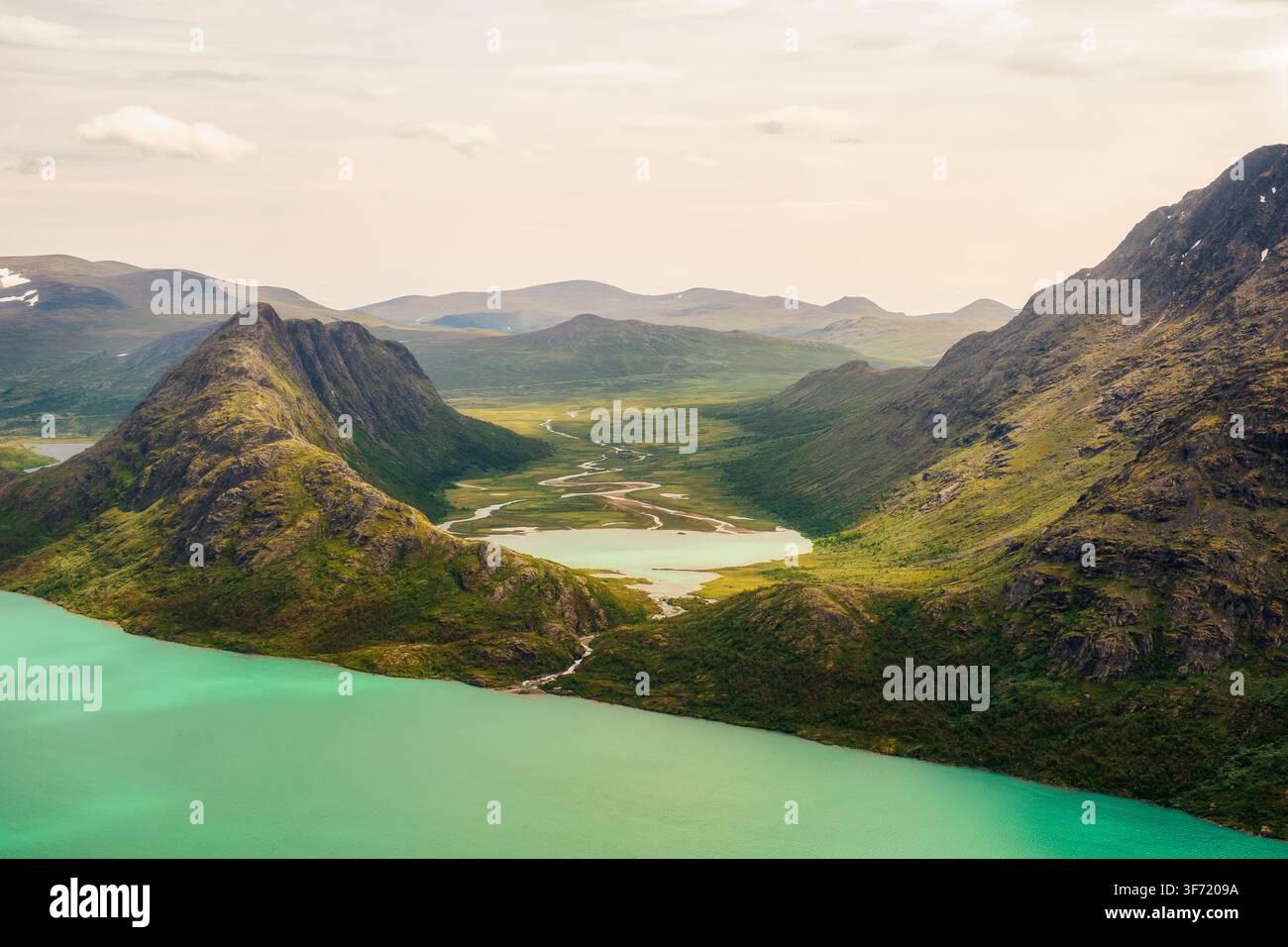 Vista panoramica della natura montana con laghi e fiume, Jotunheimen, Norvegia Foto Stock
