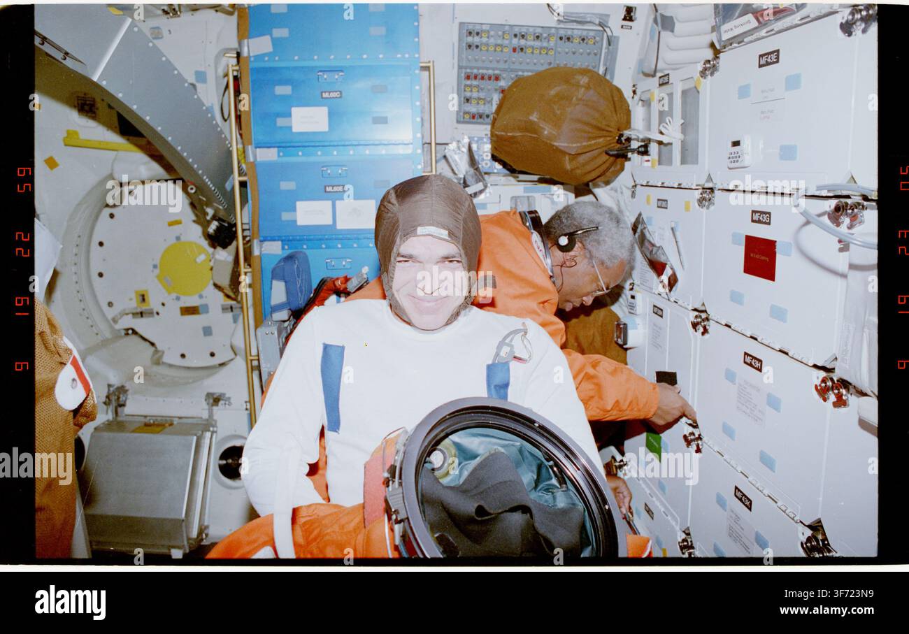 Michael Clifford, specialista di missione sulla STS-053, si prepara a indossare la sua tuta di lancio. Foto Stock