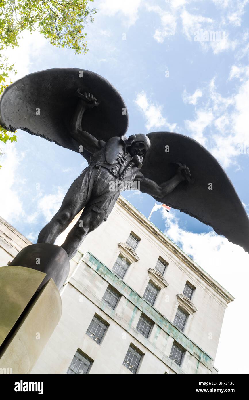 Il Fleet Air Arm Memorial di Whitehall, Londra, commemora gli equipaggi della Royal Navy morti in servizio. Presenta il mitico Daedalus. Foto Stock
