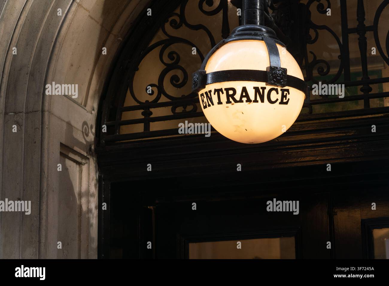 L'iconico globo "INGRESSO" illumina lo storico ingresso del pub Walkers of Whitehall Foto Stock