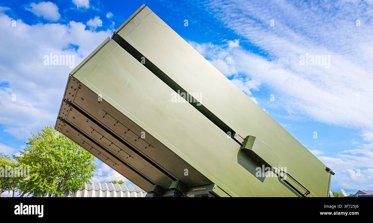 Sistema di difesa aerea NASAMS dispiegato in un esercizio militare, lanciatore di missili terra-aria moderno e apparecchiature radar, difesa aerea europea Foto Stock