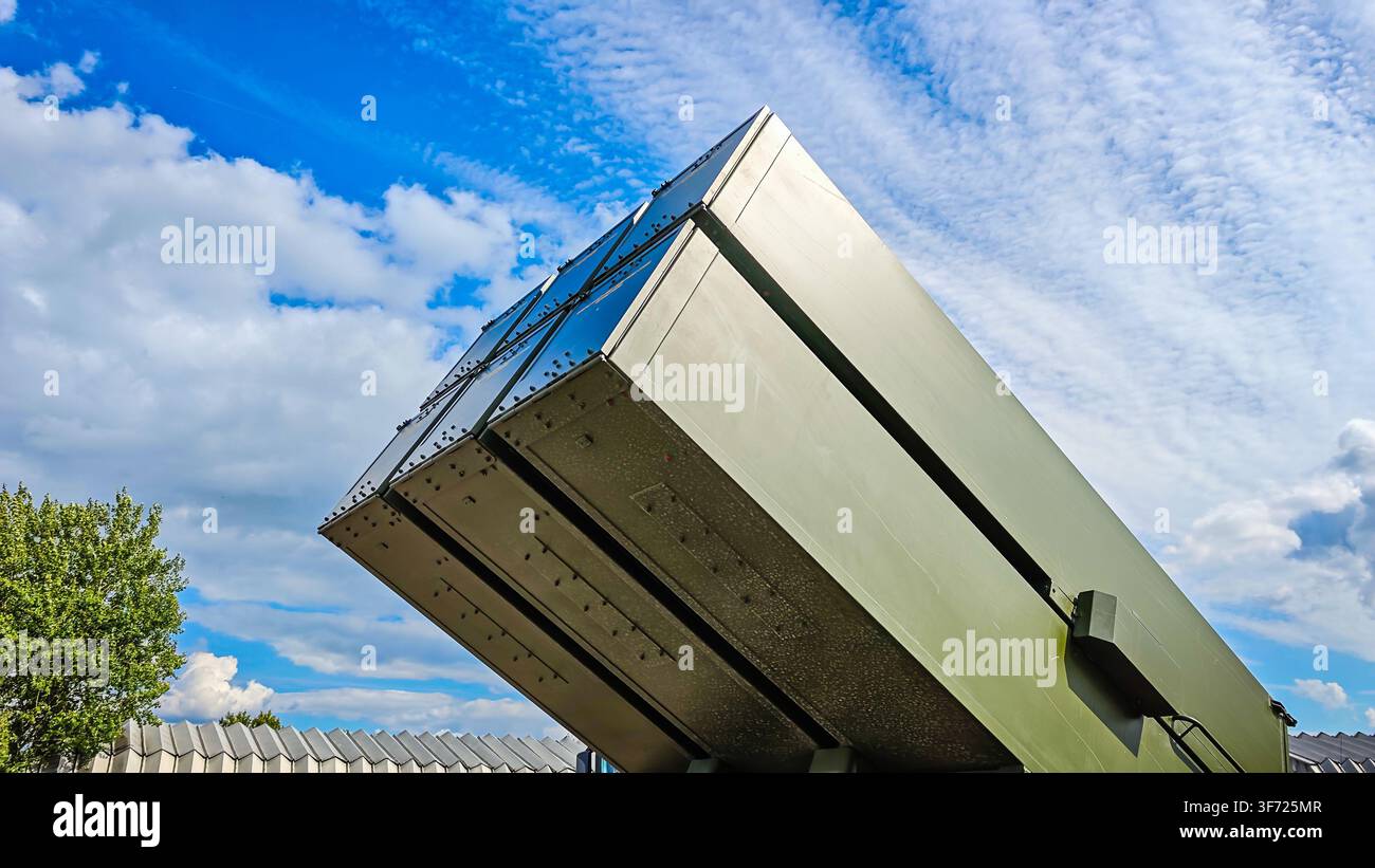 Sistema di difesa aerea NASAMS dispiegato in un esercizio militare, lanciatore di missili terra-aria moderno e apparecchiature radar, difesa aerea europea Foto Stock