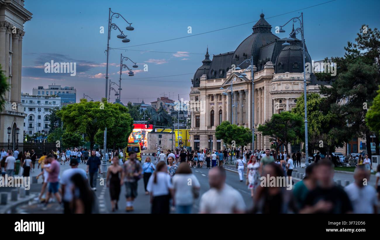 Bucarest, Romania - agosto 2026: Locali e turisti che camminano attraverso il centro storico senza auto durante il popolare festival urbano delle Strade Aperte. Foto Stock