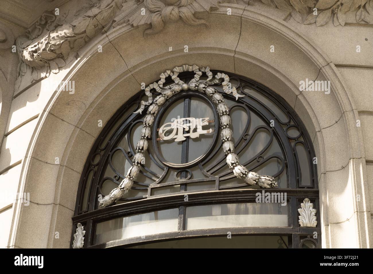 Il monogramma "OA" segna l'ingresso dell'One Aldwych hotel, un punto di riferimento edwardiano nel centro di Londra, mostrando la sua architettura storica. Foto Stock
