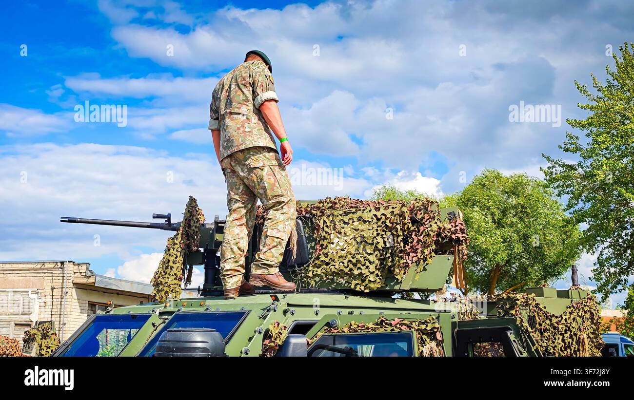 Soldato della NATO in piedi su un veicolo da combattimento blindato con un cannone montato, esercizio di addestramento militare, guerra corazzata moderna, forze di difesa, NATO Foto Stock