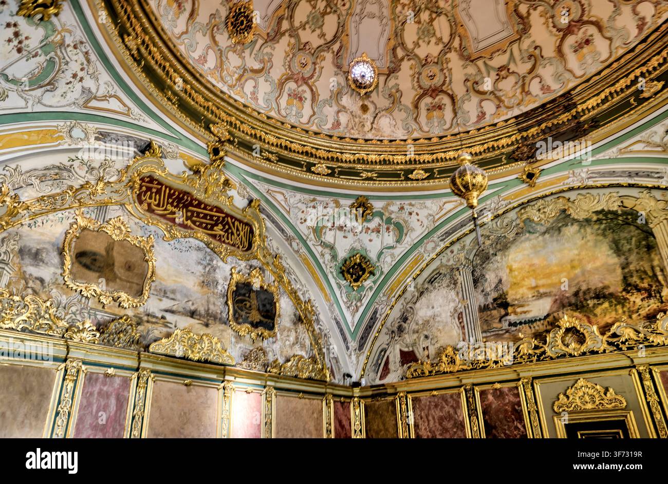 Soffitto decorato con ornamenti e dettagli interni dorati all'interno del museo del palazzo di Topkapı a Istanbul, Türkiye. Foto Stock