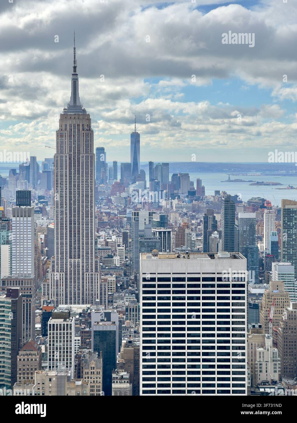Vista elevata dello skyline di Midtown e Lower Manhattan con l'Empire State Building in primo piano, One World Trade Center sullo sfondo - Immagine stock catturata con smartphone