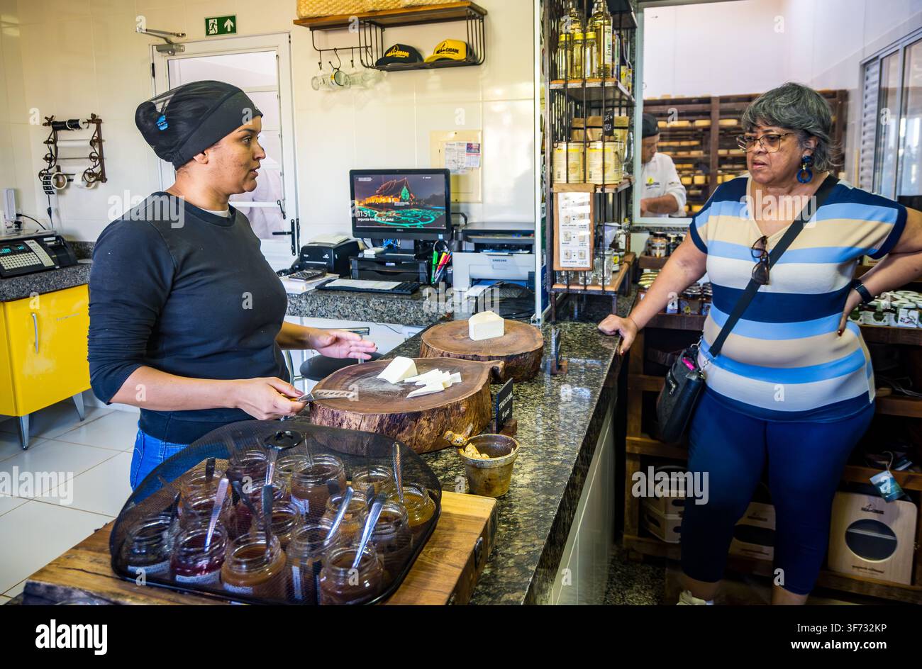 Degustazione di formaggi presso il negozio di formaggi Roça da Cidade in una fattoria locale. Minas Gerais, Brasile. Foto Stock