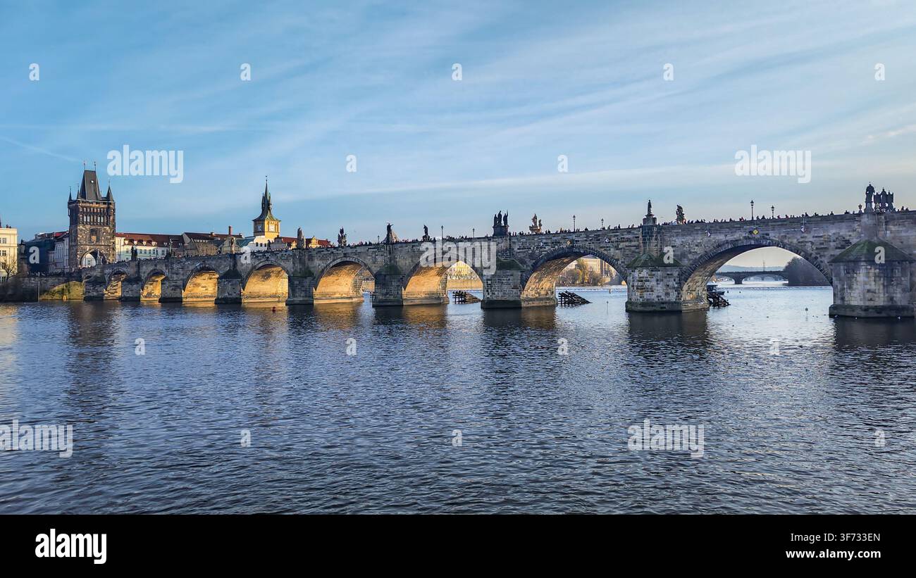 Ponte Carlo sul fiume Vltava con la torre del ponte della Città Vecchia a Praga, Repubblica Ceca - Immagine stock catturata con smartphone