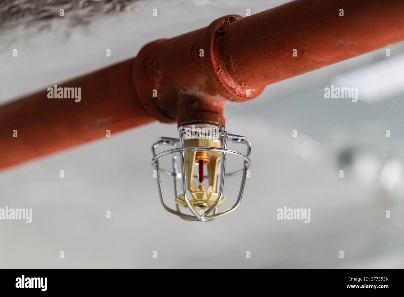 Un sistema di sprinkler antincendio installato per la sicurezza al One Braham di Aldgate, Londra, pronto ad attivarsi in caso di incendio. Foto Stock