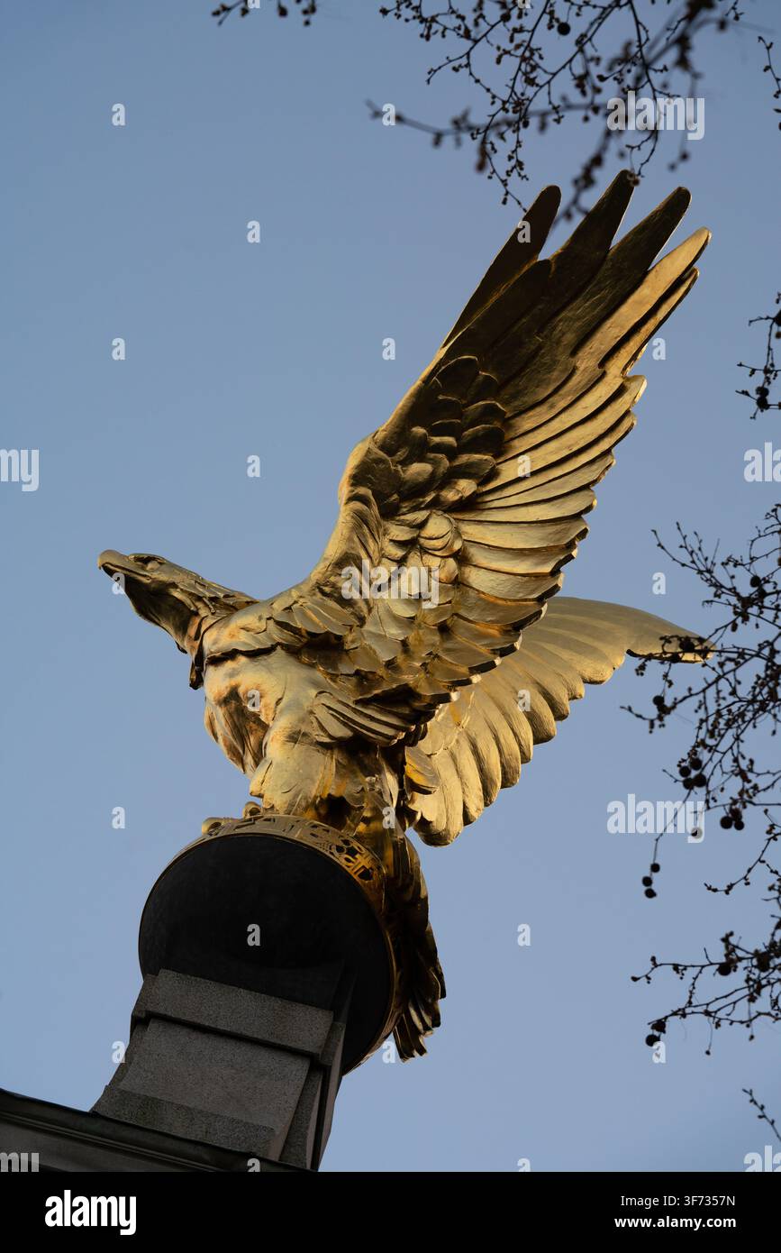 L'aquila dorata in cima al Memoriale della Royal Air Force sulla Victoria Embankment di Londra commemora il personale della RAF che ha servito nella Prima Guerra Mondiale. Foto Stock