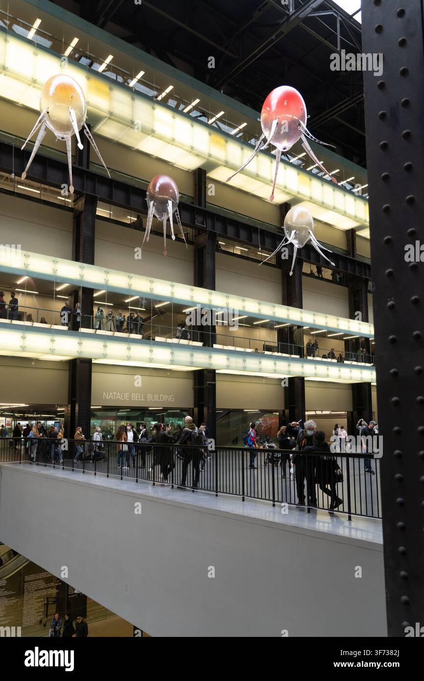 I visitatori osservano "In Love With The World" di Anicka Yi al Tate Modern di Londra, un'installazione alimentata dall'AI che esplora natura e tecnologia. Foto Stock